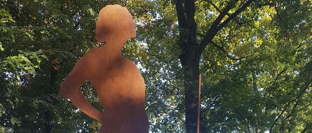 Mit dieser Skulptur wird an der Straße zum Gutshof an Jutta Baumwol erinnert.