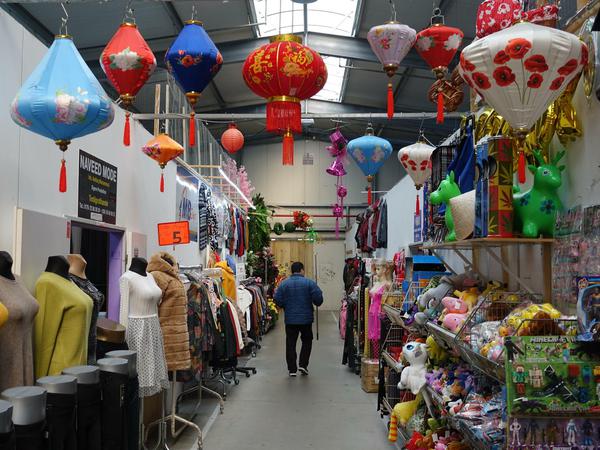 Spielzeug, Bekleidung, Lebensmittel und vieles mehr im Dong Xuan Center. Doch seit dem Coronavirus fehlen die Kunden. 