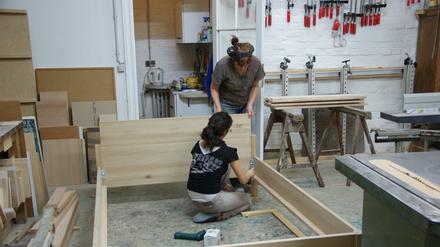 In der Möbelbau-Werkstatt des Vereins „Schokospäne“ sind Präzision und Zusammenarbeit unabdingbar, damit am Ende die Kund:innen zufrieden sind.