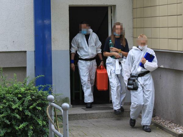 Zehn Tage nach der Tat durchsuchten Ermittler wegen des Mordverdachts eine Wohnung in Berlin-Hellersdorf