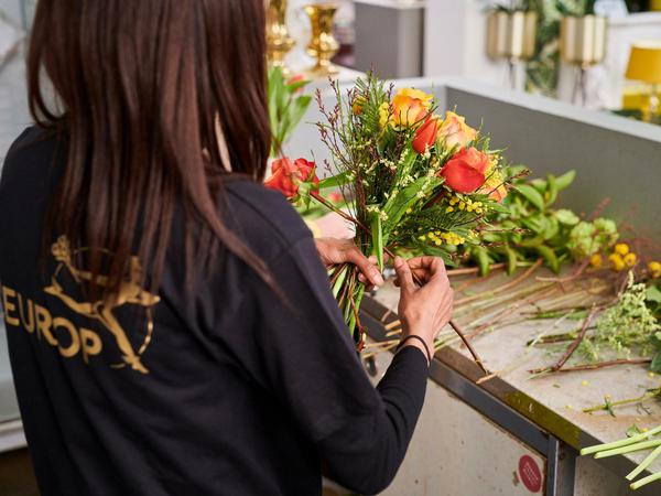 Eine Fleurop-Floristin beim Blumenbinden. Hierzulande sind noch rund 5000 Läden in dem Netzwerk verbunden.