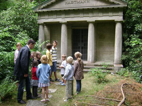 Am Mausoleum. Auf dem Friedhof Stahnsdorf gibt es Führungen für Familien (mit Kindern ab 5) zum Thema Sterben und Trauern. 