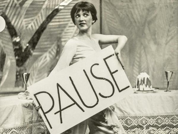 Dolly Haas 1930 in "Wie werde ich reich und glücklich?". Die Vergangenheit blickt in die Zukunft. Der Komödie steht eine Zwangspause vom Ku'damm bevor.
