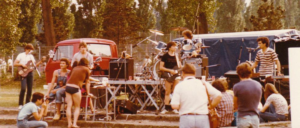 Der erste Rocktreff im Mariendorfer Volkspark nahm sich bescheiden aus. Abou-Dakn ist rechts im Bild im gestreiften Shirt am Mikrofon zu sehen.