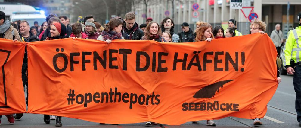 Aktion "Seebrücke" demonstriert in Potsdam gegen die Kriminalisierung der Seenotrettung von Flüchtlingen.