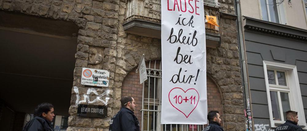 Mieterprotest gegen die steigenden Mieten in Kreuzberg - auch in Gewerbebauten wie der "Lause"