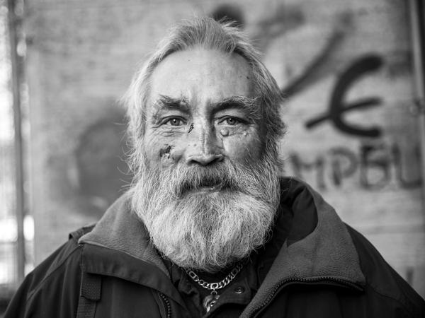 Schwarz-Weiß Porträt eines obdachlosen Menschen namens Dieter.