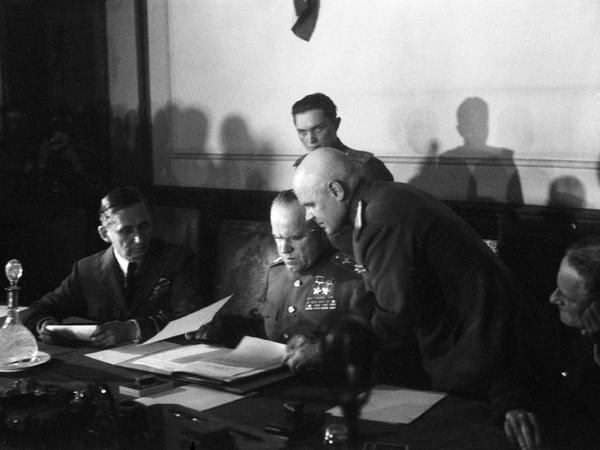 Arthur Tedder (links) und Georgi Schukow bei der Entgegennahme Kapitulation am 8. Mai 1945.