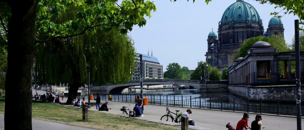 Mit Blick auf den Berliner Dom: der James-Simon-Park in Mitte.