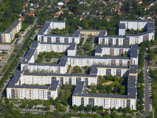 Solarenergie gibt es schon: In Berlin ist die angeblich größte Solaranlage auf Wohngebäuden in Deutschland installiert. Das landeseigene Wohnungsunternehmen Stadt und Land hat auf 50 Dächern im "Gelben Viertel" rund 8000 Solarelemente montieren lassen.