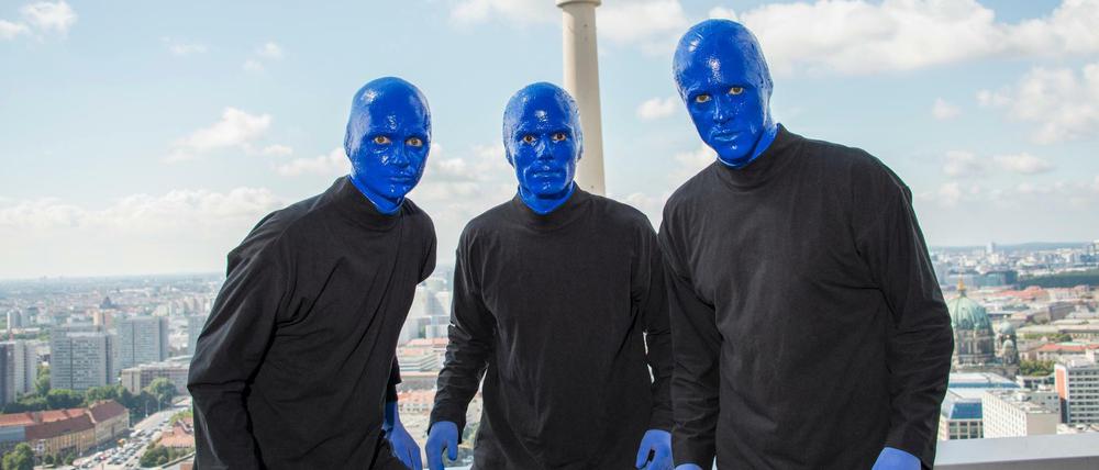 Drei von sieben. Tageweise abwechselnd stehen die Darsteller der Blue Man Group auf der Bühne.