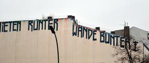 Ein Graffiti mit dem Spruch "Mieten runter Wände bunter" in der Sonnenallee.