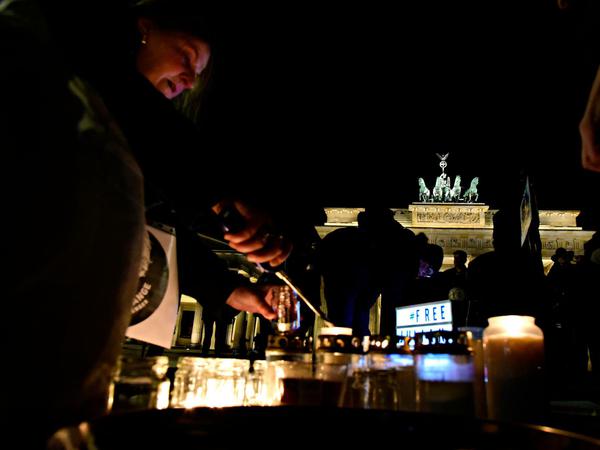 Mit Kerzen wollen die Teilnehmer der wöchentlichen Mahnwache Aufmerksamkeit für den Fall Assange erzeugen