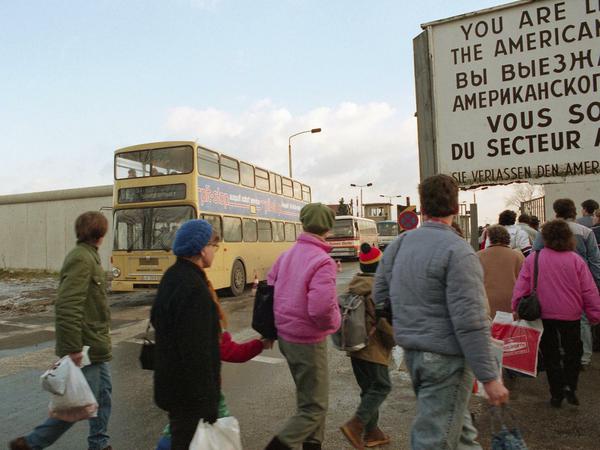 Grenzverkehr. Die BVG richtete schnell neue Buslinien ein. DDR-Bürger fuhren gratis.
