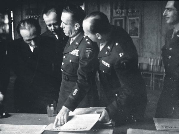 Die erste Ausgabe. Walther Karsch (links) und Generalmajor Frank A. Keating, der spätere US-Stadtkommandant, begutachten die Nummer 1 Foto: Archiv 