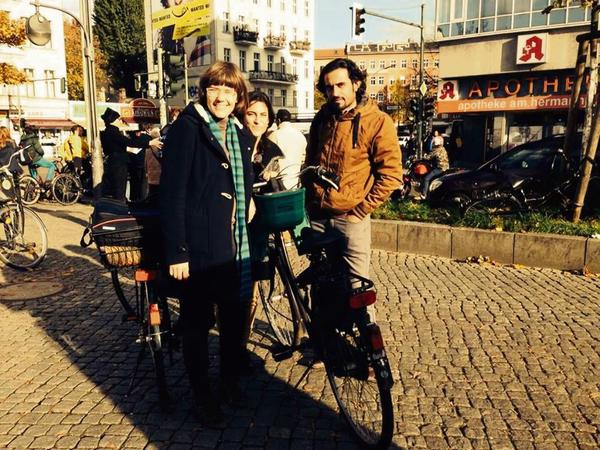 Angekommen. Am Tag, als Aboud Saeed nach Deutschland kam, ließ er sich mit Verlegerin Nikola Richter (links) und Übersetzerin Sandra Hetzl (Mitte) am Hermannplatz fotografieren.