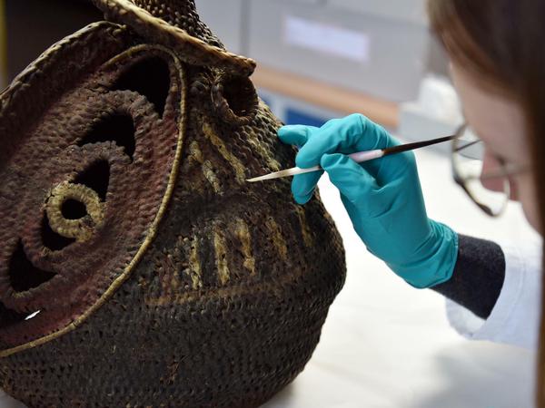 Auch Kultmasken aus Papua-Neuguinea gehören zu den in der „Restaurierungsstraße“ behandelten Objekten.