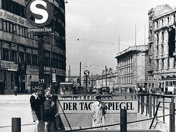 "Tagesspiegel"-Schriftzug am S-Bahn-Eingang Potsdamer Platz 1948.