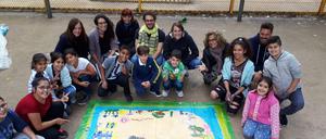 Die Kinder der Jens-Nydahl-Grundschule mit ihrem Spielplatz-Plan.