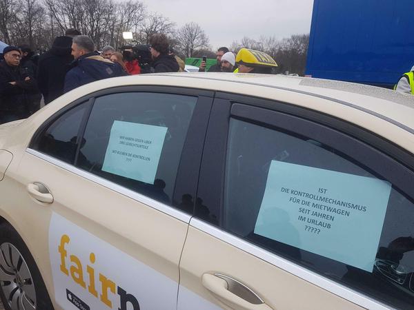 „Wir haben gegen Uber drei Gerichtsurteile. Wo bleiben die Kontrollen?“ Protest der Taxi-Fahrer gegen Pläne des Verkehrsministeriums.