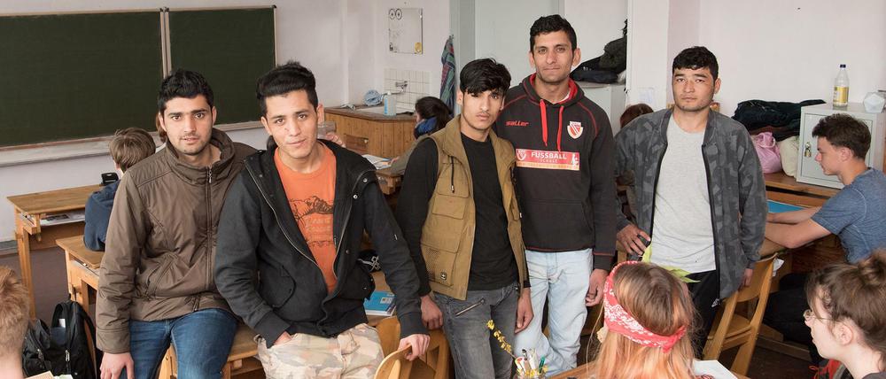 Angst vor Abschiebung. Wali Yousafzai (2.v.r.) und seine Landsleute aus Afghanistan würden gerne weiter die Freie Waldorfschule in Cottbus besuchen.