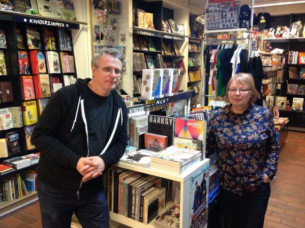 Comic-Dealer: Bert Henning und Margitta Fischer, die inzwischen im Ruhestand ist, 2014 im Comicladen „Grober Unfug“.