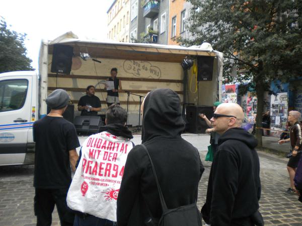 "Weg mit der Ohnmacht - Musik und Text für die Rigaer 94"  heißt die Solidaritätsveranstaltung von Bewohnern und Sympathisanten.