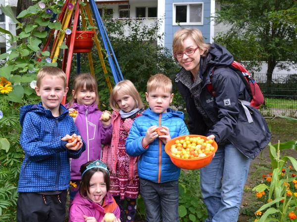 Mandy Kosel und die Kinder mit der Ernte.