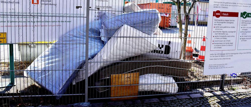 Wenn die Recyclinghöfe der BSR wie am Samstag bestreikt werden, wird der Sperrmüll in Berlin über den Zaun geschmissen.