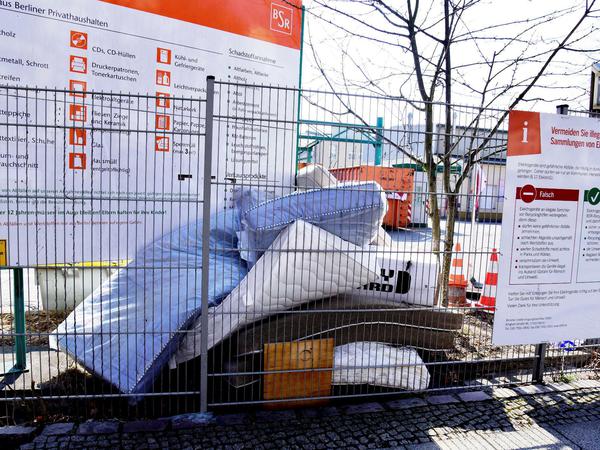 Wenn die Recyclinghöfe der BSR wie am Samstag bestreikt werden, wird der Sperrmüll in Berlin über den Zaun geschmissen.