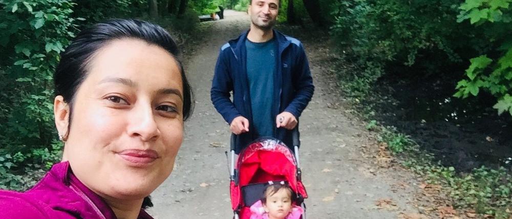  Zarina und Aref Saboor mit ihrer eineinhalb Jahre alten Tochter Nirvana beim Spaziergang in Schlachtensee.