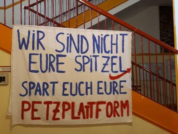 Protestzeichen der Schüler aus dem Fichtenberg-Gymnasium in Steglitz gegen das AfD-Beschwerdeportal.