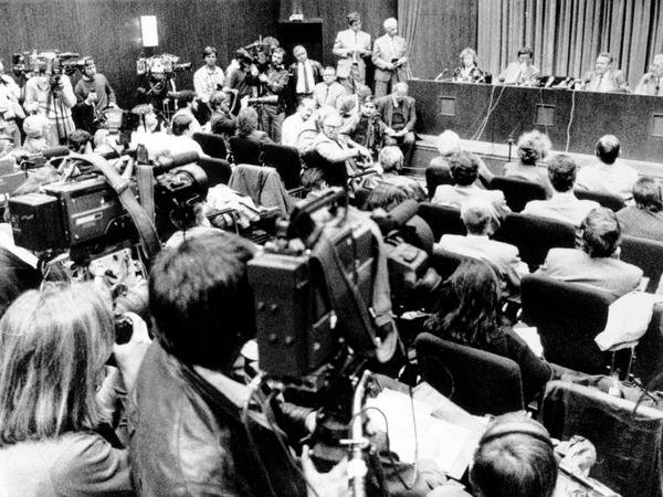 Blick aufs Podium. Während der Pressekonferenz am 9. November 1989 liest Günter Schabowski eher beiläufig die neuen Reiseregelungen für DDR-Bürger vor. 
