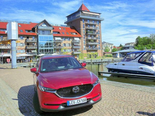 Für den Testwagen müsste man schon 45.490 Euro hinblättern, doch gibt es den Mazda CX-5 (hier am Hafen in Neustrelitz) auch schon ab 27.690 Euro.