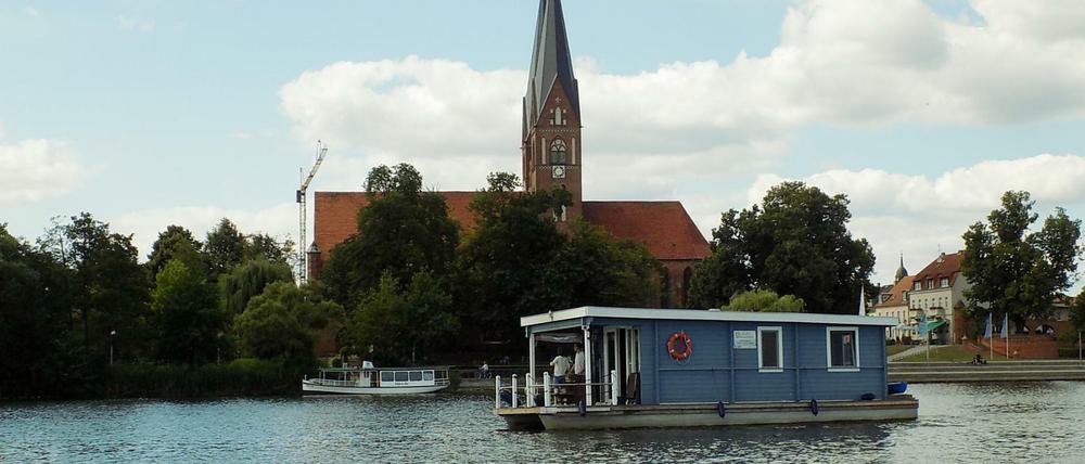 Um Hausboote wie Ralf Günthers "Günnie" ist in Brandenburg ein Streit entbrannt.