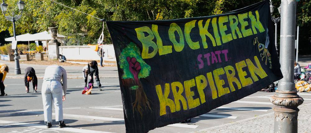Aktivisten von Extinction Rebellion besetzen am 07. Oktober 2019 den Großen Stern um die Siegessäule im Berliner Tiergarten in Berlin-Mitte.
