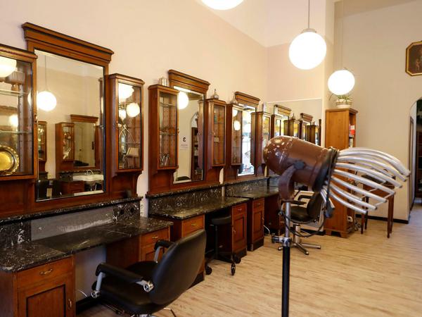 Imperial Haarstilist. So heißt der Traditionsfriseurladen in Pankow, geschmückt auch mit historischen Stücken.