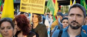 Eine kurdische Demonstration in Kreuzberg vor zwei Wochen mit mehr als 1100 Teilnehmern laut Polizei. Der Konflikt in der Region hatte in der Vergangenheit auch immer Auswirkungen auf Berlin.