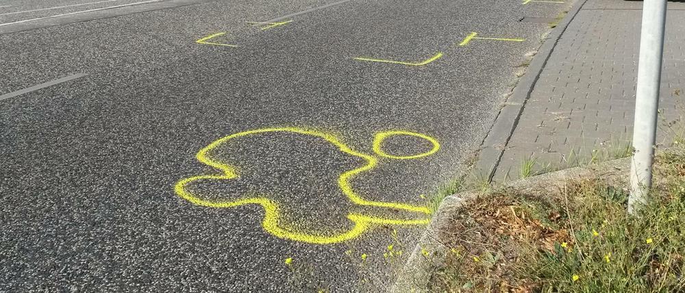 Die Polizei hat die Details am Unfallort in Adlershof mit einer Farbe markiert. 