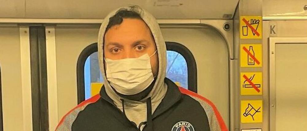 Der gesuchte Mann trug eine Trainingsjacke des Fußballvereins Paris Saint-Germain. 