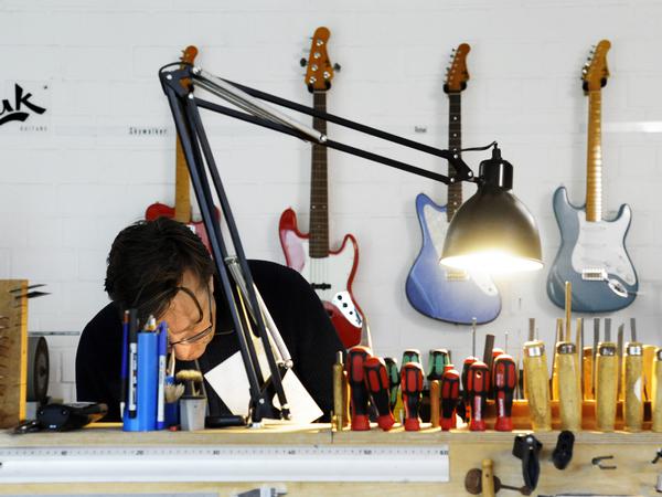 Tüftler. In seinem Kreuzberger Laden "GuitarDoc" repariert und baut Lutz Heidlindemann Gitarren.