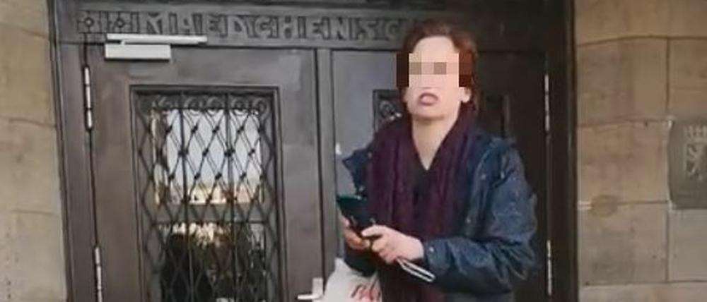 Screenshot aus Twittervideo, das eine Frau zeigt, die einen Berliner rassistisch beleidigte und ihn bespuckte.