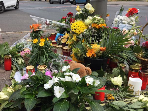 Trauernde haben am Unfallort Blumen niedergelegt.