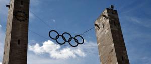 Die Olympischen Ringe vor dem Olympiastadion in Charlottenburg.