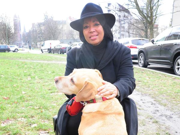 Bianca Froese-Acquaye mit Hund Moana auf dem Barbarossaplatz.