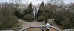 Die Stadt zu Füßen. Blick vom Denkmal auf dem Kreuzberg in Richtung Norden.