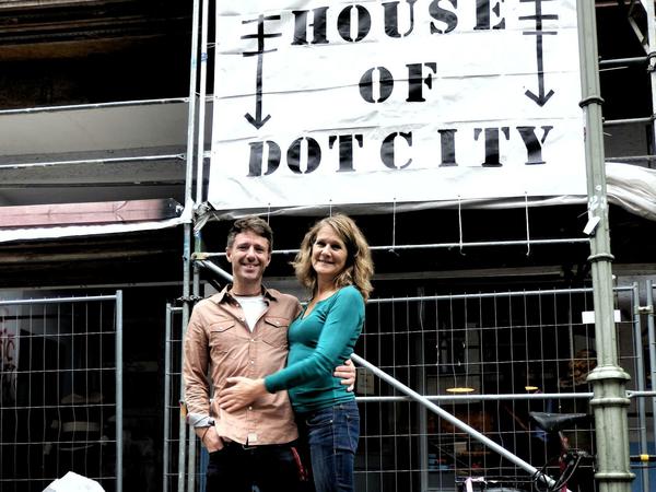 Das waren noch Zeiten: Peter Stanness und Verena Siegel im Jahr 2013 vor ihrem Geschäft Dot City.
