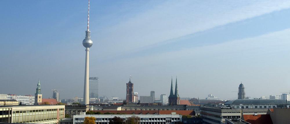 Panorama über Berlin: Fernsehturm, Rotes Rathaus, Schloss-Kuppel - aufgenommen vom Dach des Auswärtigen Amtes.