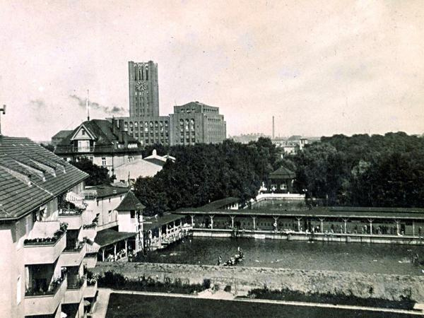 Mit Blick auf das Ullsteinhaus. Das Bild entstand um 1928.