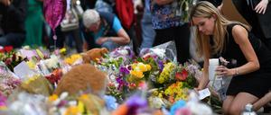 Viele Menschen legen auf dem St. Ann's Platz in Manchester Blumen für die Opfer des Terroranschlags nieder.